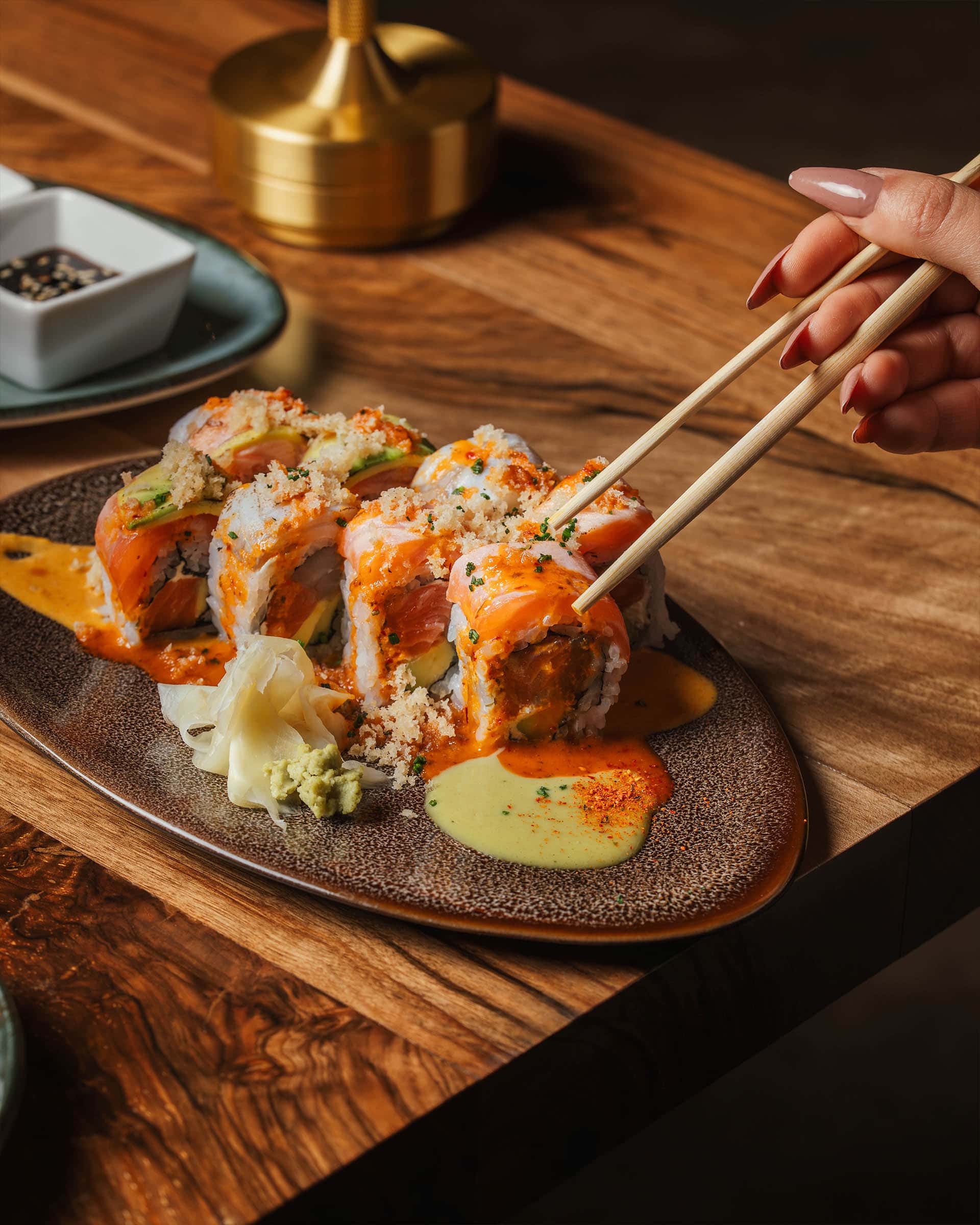 Femme dégustant des sushis dans un cadre luxueux