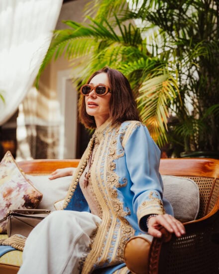 Photographe Marrakech - Portrait de luxe d'une femme russe dans les jardins du Royal Mansour