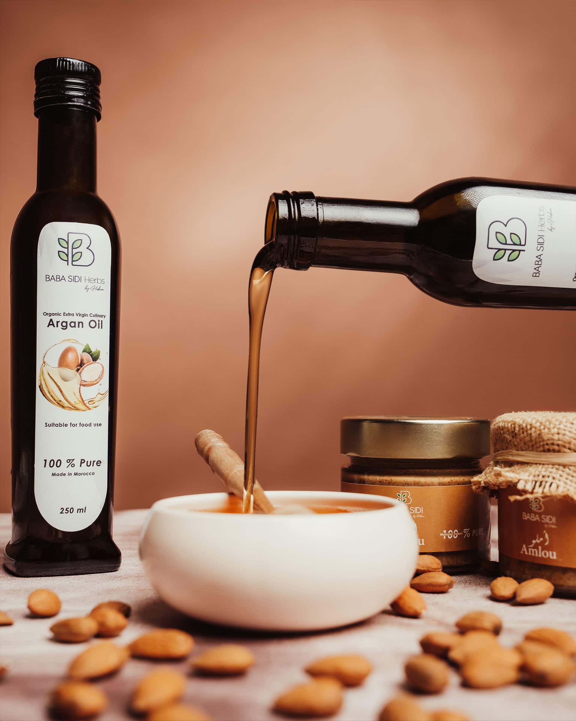 Shooting cosmétique à Marrakech - Action shot d'huile d'argan pure versée en studio