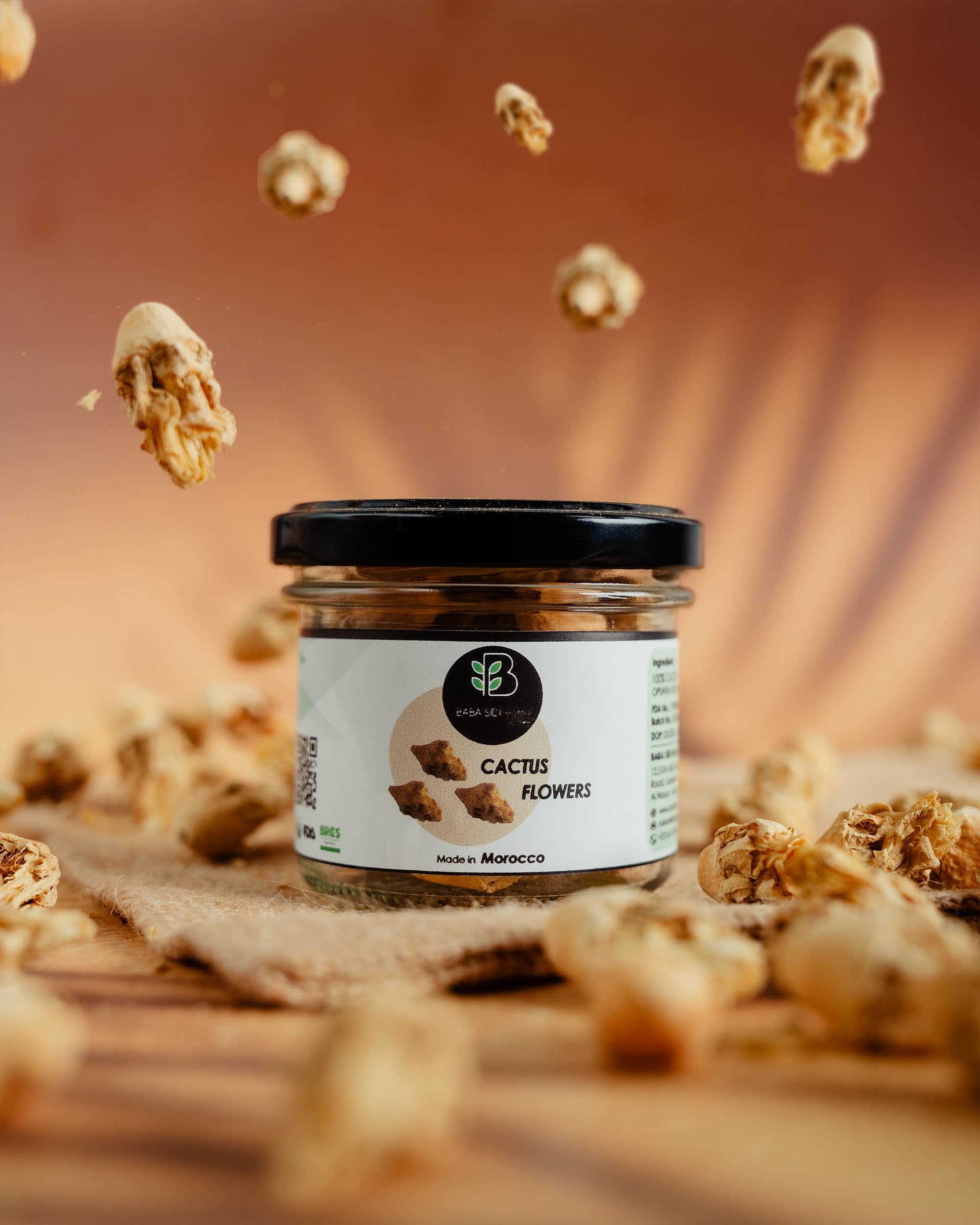 Photographe produit Marrakech - plan action artistique de fleurs de cactus pour Baba Sidi Herbs