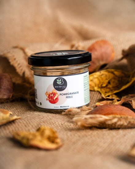 Packshot produit naturel - Détail d'écorce de grenade séchée pour une marque de bien-être marocaine