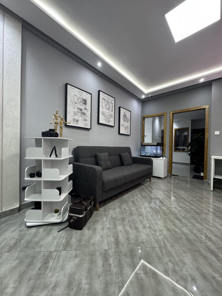 Zone de confort et espace de travail dans un studio photo à Marrakech conçu pour les shootings professionnels.