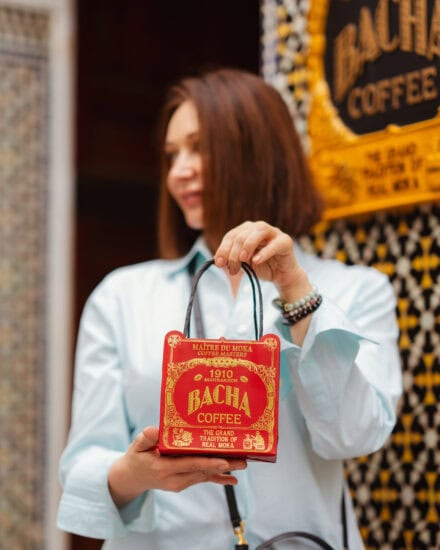 Photographe Marrakech à Bacha Coffee - Portrait lifestyle dans le cadre historique de Dar El Bacha