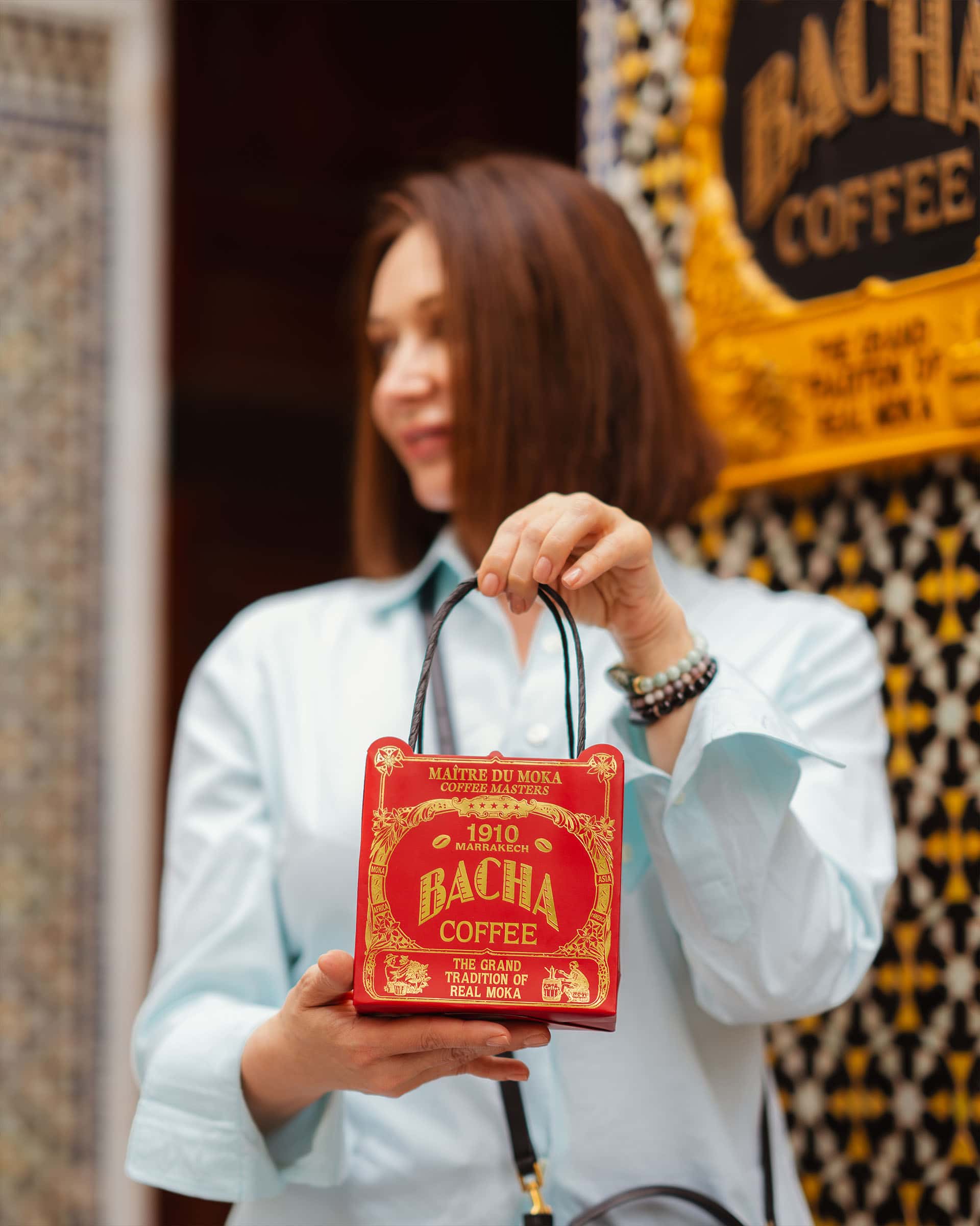 Photographe Marrakech à Bacha Coffee - Portrait lifestyle dans le cadre historique de Dar El Bacha