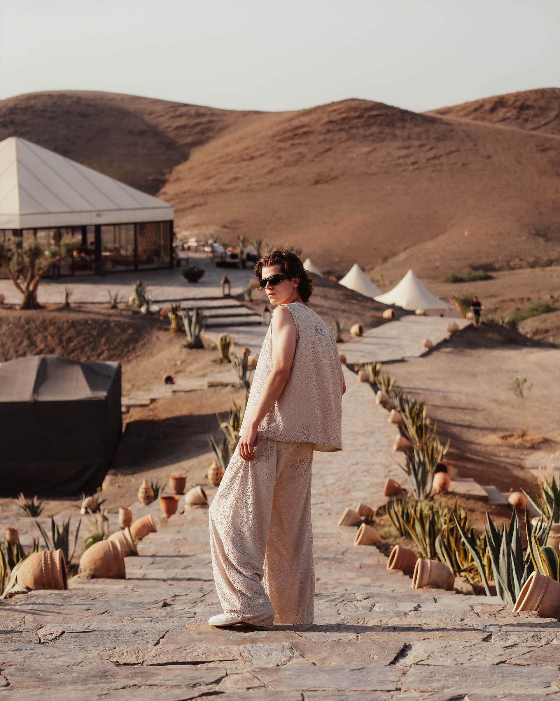 Raw Media Photographe - Portrait gros plan modèle homme sous la lumière dorée du désert d'Agafay Marrakech