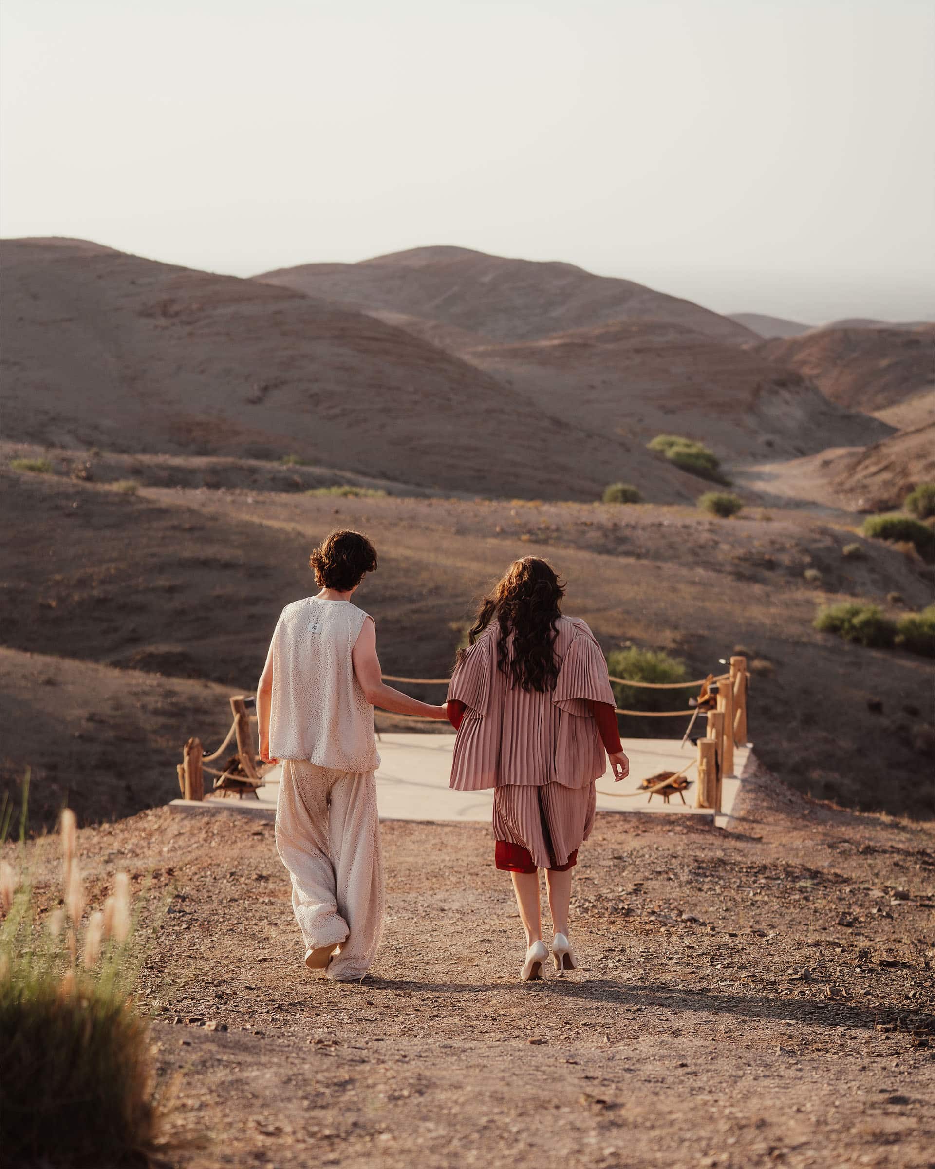 Photographe Marrakech - Shooting mode couple pour une marque française dans le désert d'Agafay au coucher du soleil