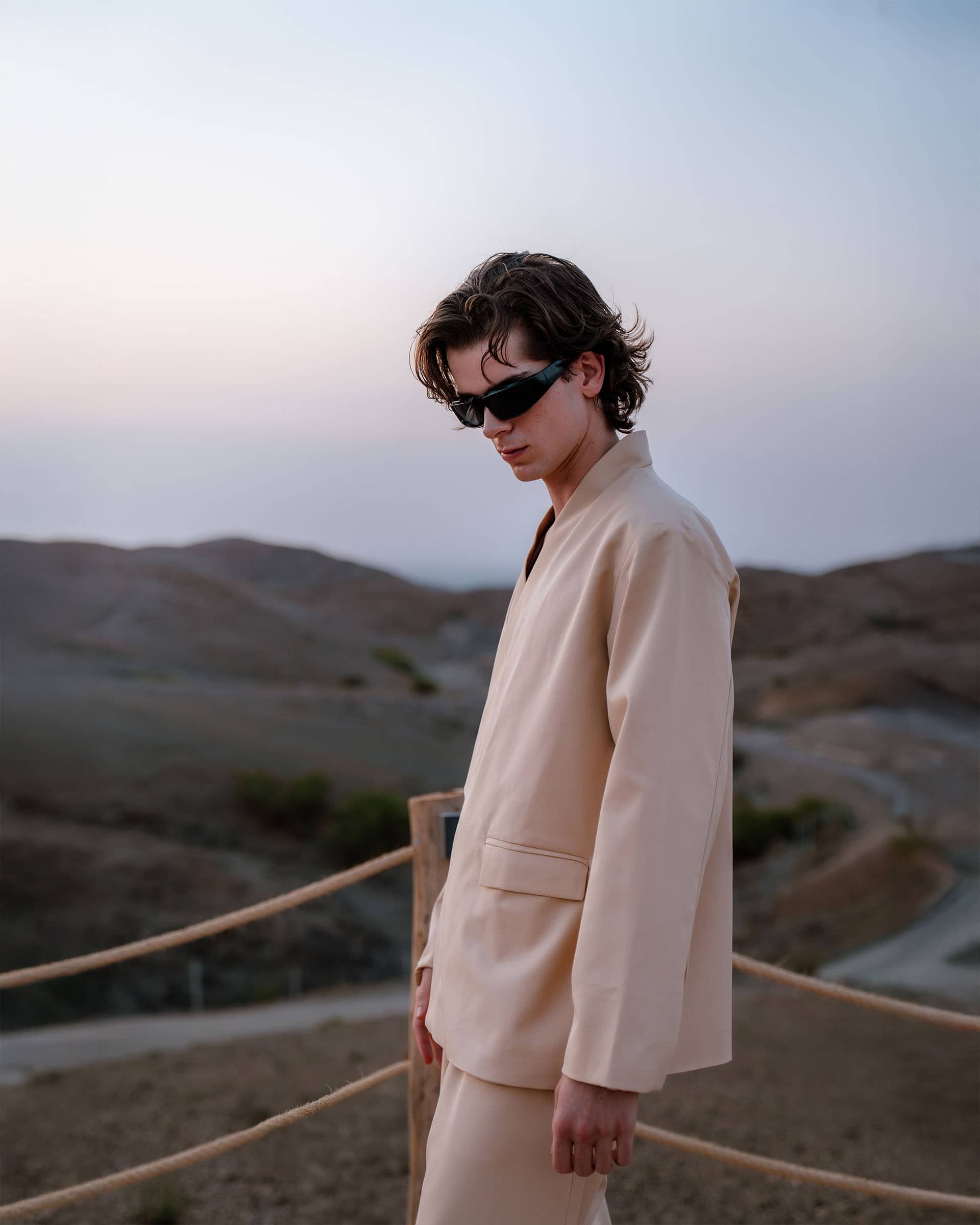 Photographe professionnel Marrakech - Portrait masculin haute couture capturé lors de la golden hour à Agafay