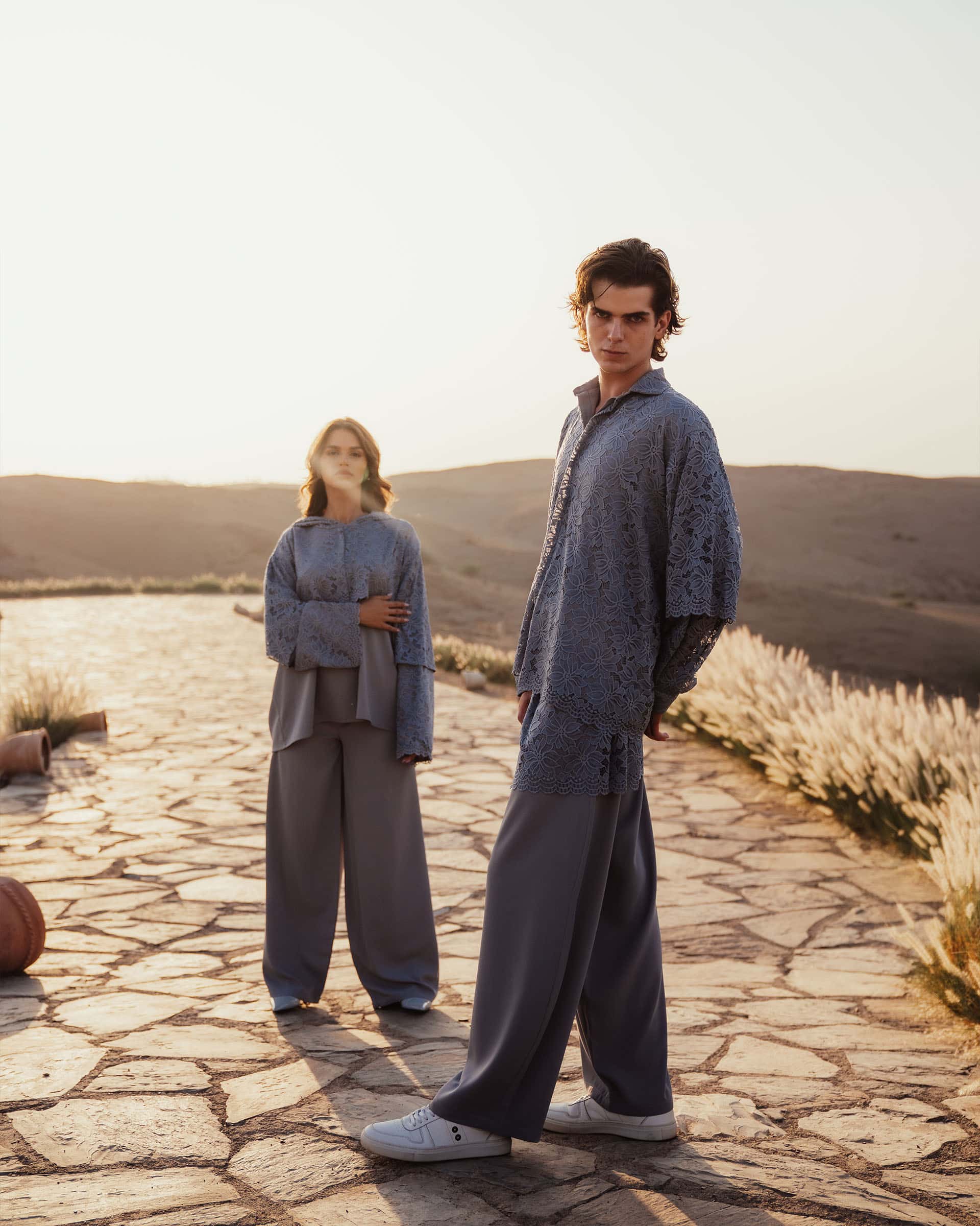 Séance photo éditoriale à Agafay par Raw Media - Modèles homme et femme durant la golden hour à Marrakech