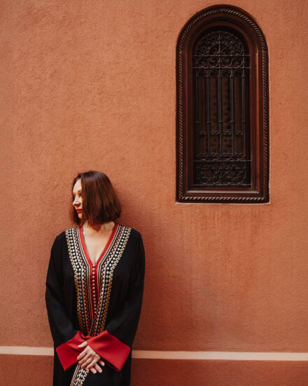 Shooting photo dans la Médina de Marrakech - Portrait d'une modèle russe dans les ruelles traditionnelles
