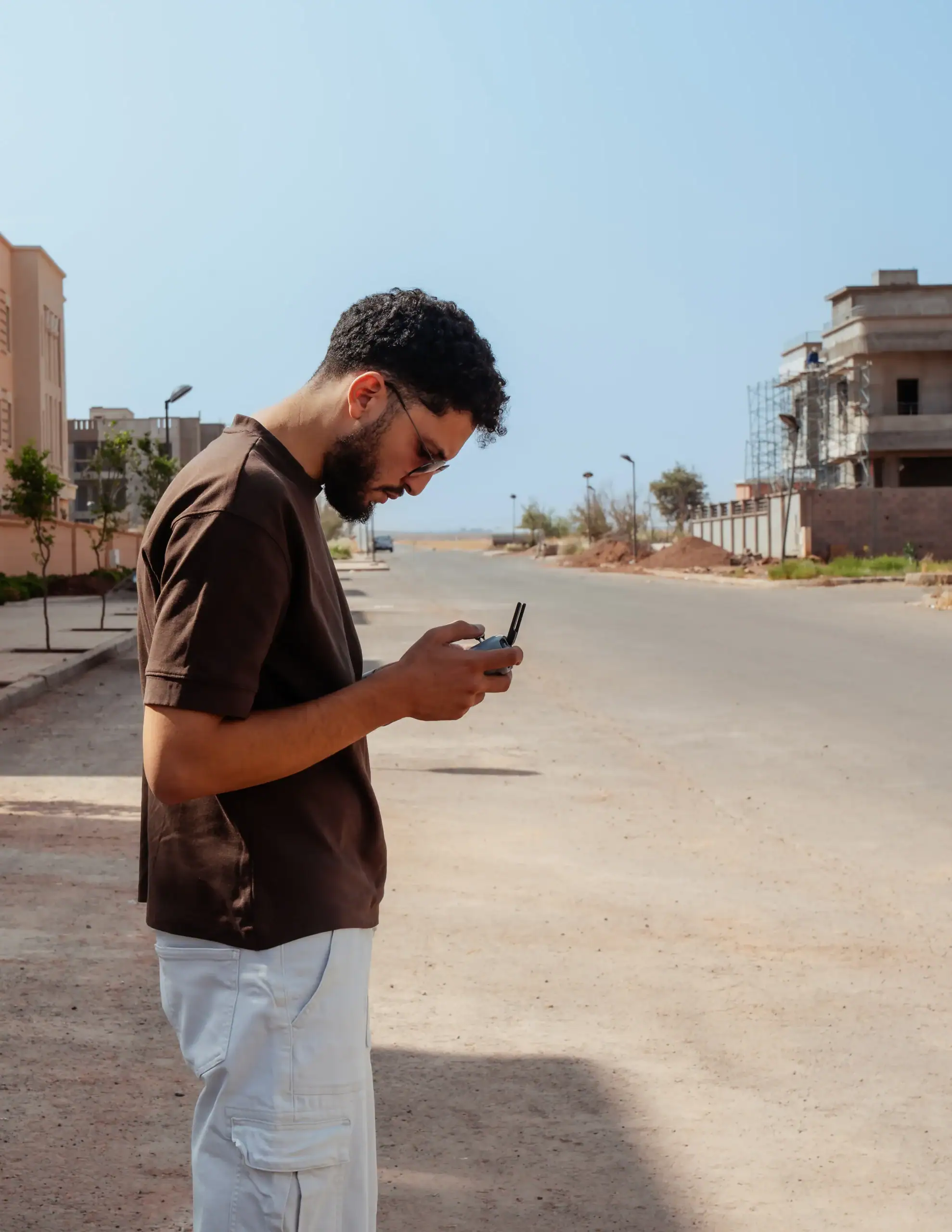Pilote de drone certifié en action à Marrakech